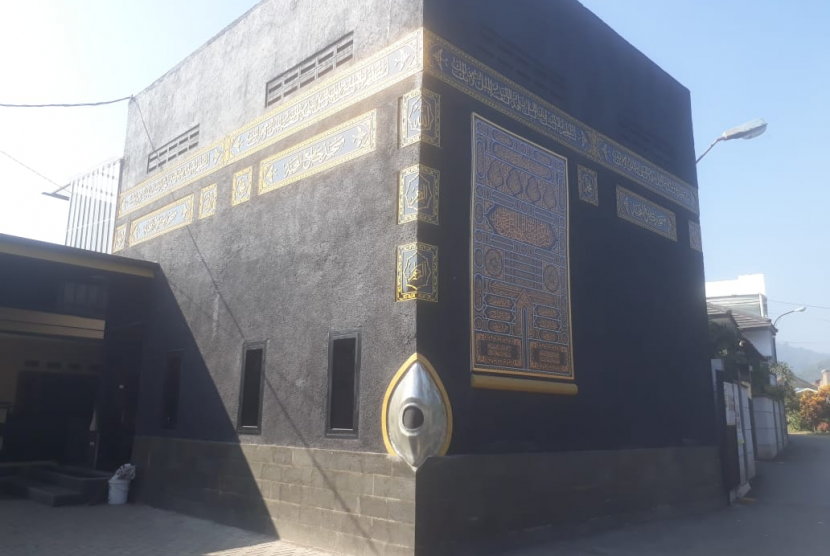 Masjid unik yang menyerupai Ka'bah berlokasi di Jalan Haji Mulya, Kampung Kawung Sari, Kelurahan Warga Mekar, Kecamatan Baleendah, Kabupaten Bandung, Jawa Barat. (Foto: Republika/M Fauzi Ridwan)
