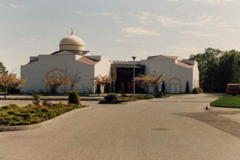 Masjid yang dibangun Asosiasi Muslim British Colombia, Kanada.