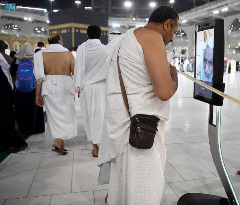 Masjidil Haram di Makkah, Arab Saudi secara resmi memperkenalkan robot pemandu untuk membantu jamaah dan menjawab pertanyaan mereka dalam 11 bahasa. 