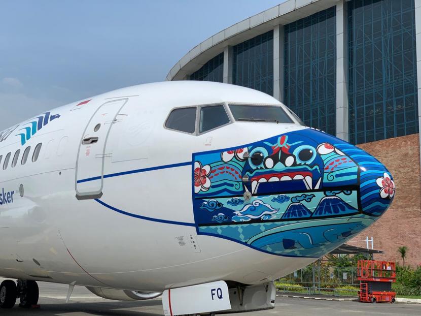 Maskapai Garuda Indonesia meluncurkan desain baru livery yang menampilkan visual masker di hidung pesawat karya Jailani sebagai pemenang tahap pertama kompetisi Fly Your Design Through The Sky. 