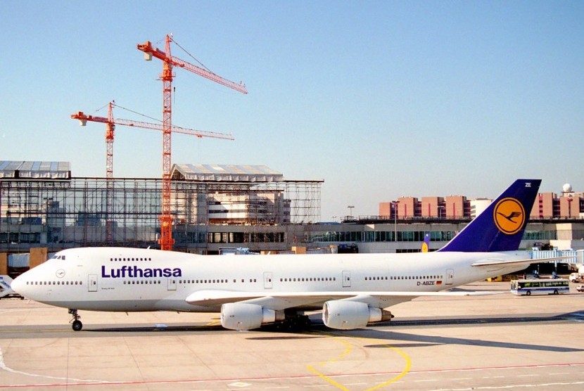 Maskapai jerman Lufthansa. Lufthansa membatalkan selusin penerbangan jarak jauh transatlantik selama periode liburan Natal karena kenaikan besar-besaran dalam cuti sakit di antara pilot.