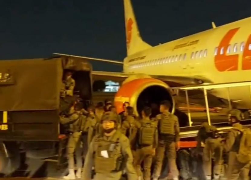 Maskapai Lion Air mengangkut personel Brimob Polri dinarasikan militer China.