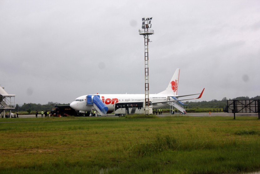 Maskapai Lion Air menurunkan dan menaikan penumpang di Bandara Domine Eduard Osok (DEO) Kota Sorong, Papua Barat, Selasa (20/08/2019).