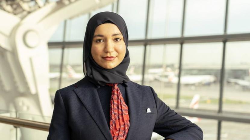 Maskapai penerbangan asal Inggris British Airways meluncurkan perubahan seragam untuk pertama kalinya dalam dua dekade bagi anggota krunya. Seragam tersebut menampilkan tunik dan jilbab untuk wanita Muslim. Perdana dalam 20 Tahun, British Airways Buat Seragam untuk Awak Kabin Berjilbab