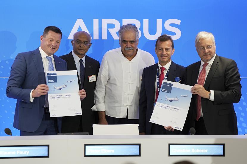  Maskapai penerbangan IndiGo India membeli 500 pesawat jet penumpang dari produsen pesawat Eropa Airbus. 