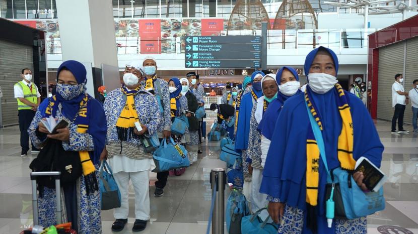 Travel umroh Kompak Minta Bandara dan Embarkasi Luar Jakarta Dibuka. Foto: Maskapai penerbangan nasional Garuda Indonesia pada hari ini, Rabu (12/1)  kembali melayani  penerbangan umrah bagi jamaah Indonesia. 