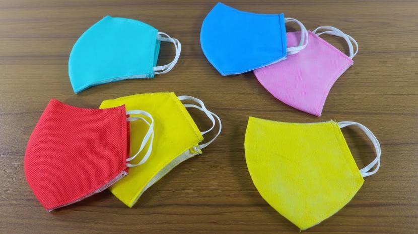 Desainer bernama Edmond Kok mengkreasikan masker kain dengan benda-benda lain dengan arti masing-masing (Foto: ilustrasi masker kain)