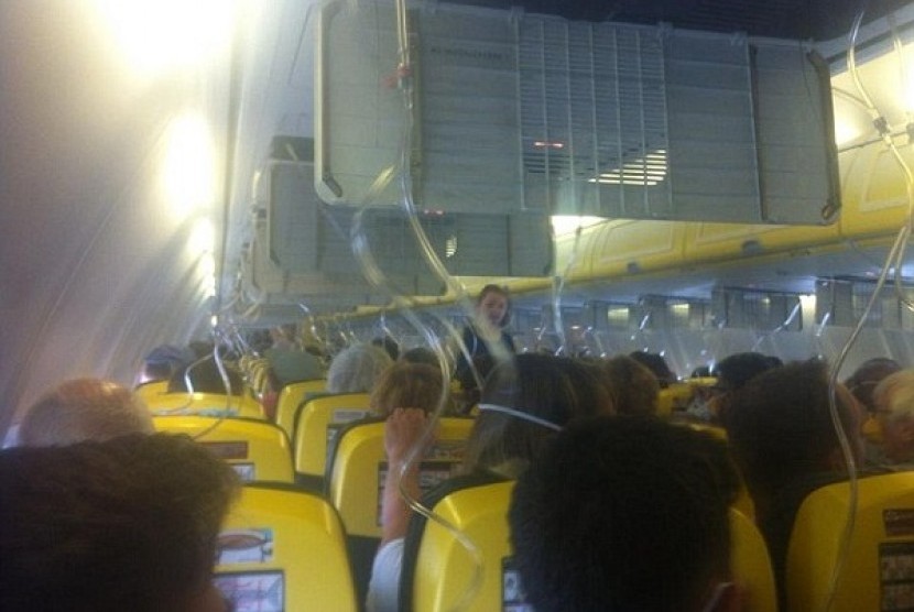 Masker Oksigen keluar dari pesawat Ryan Air di tengah penerbangan