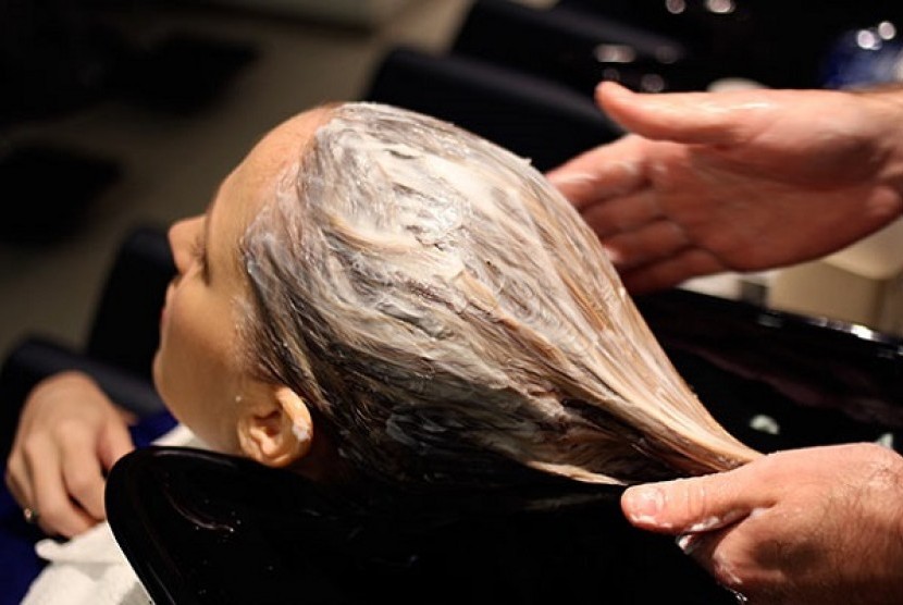 Ada cara untuk mendapatkan rambut bersih seperti layaknya keramas di salon (Foto: ilustrasi)