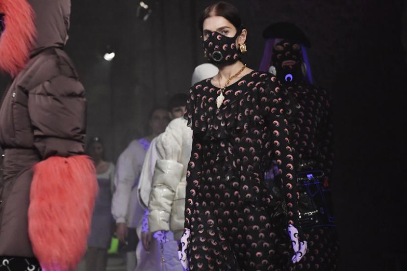 Masker trendi koleksi Futurewear diperkenalkan sejak 2019 dalam Paris Fashion Week. Tahun ini, sangat sedikit jenama yang menggelar fashion show. Pandemi membatalkan banyak agenda peragaan busana.