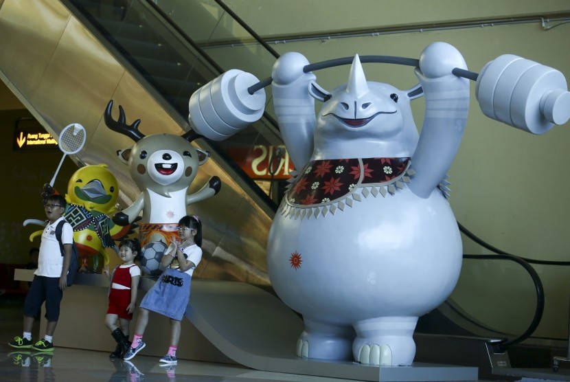 Maskot Asian Games 2018 (Bhin-Bhin, Atung dan Kaka) yang terpasang di Bandara Sultan Mahmud Baddarudin (SMB) II Palembang, Sumatra Selatan.