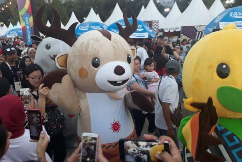 Maskot Asian Games jadi rebutan pengunjung Asian Fest di Stadion GBK, Jumat (31/8).