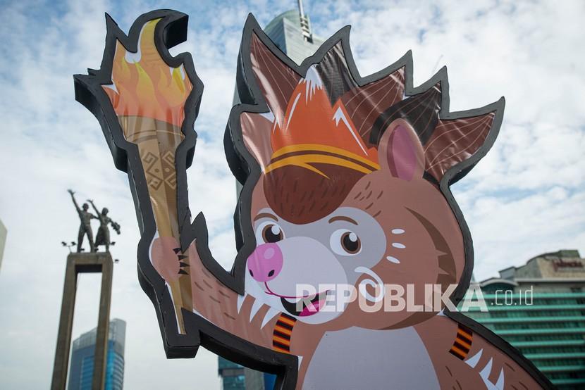 Maskot Pekan Olahraga Nasional (PON) XX Papua Kangpho terpasang di Bundaran Hotel Indonesia, Jakarta, Rabu (14/7/2021). Presiden Joko Widodo memastikan PON XX Papua tetap akan berlangsung pada 2-15 Oktober 2021. 