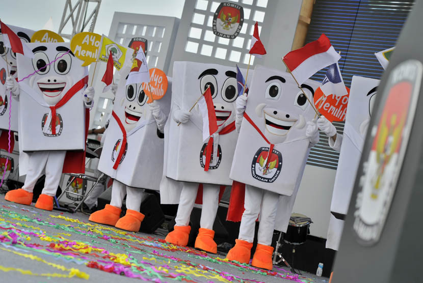   Maskot Pemilu 2014 dengan sebutan Sikora (Si Kotak Suara) berbaris saat sosialisasi dan deklarasi kampanye partai politik di Silang Monas, Jakarta, Sabtu (15/3). (Antara/Yudhi Mahatma)