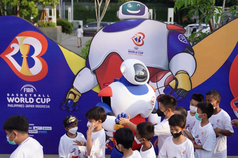 Maskot Piala Dunia Bola Basket FIBA 2023 menyapa sejumlah anak usai diluncurkan di gedung Sarinah, Jakarta, Sabtu (30/7/2022). Maskot bernama JIP tersebut merupakan penggabungan huruf depan ketiga negara tuan rumah Piala Dunia Bola Basket FIBA 2023 yakni Jepang, Indonesia, dan Philippina. 