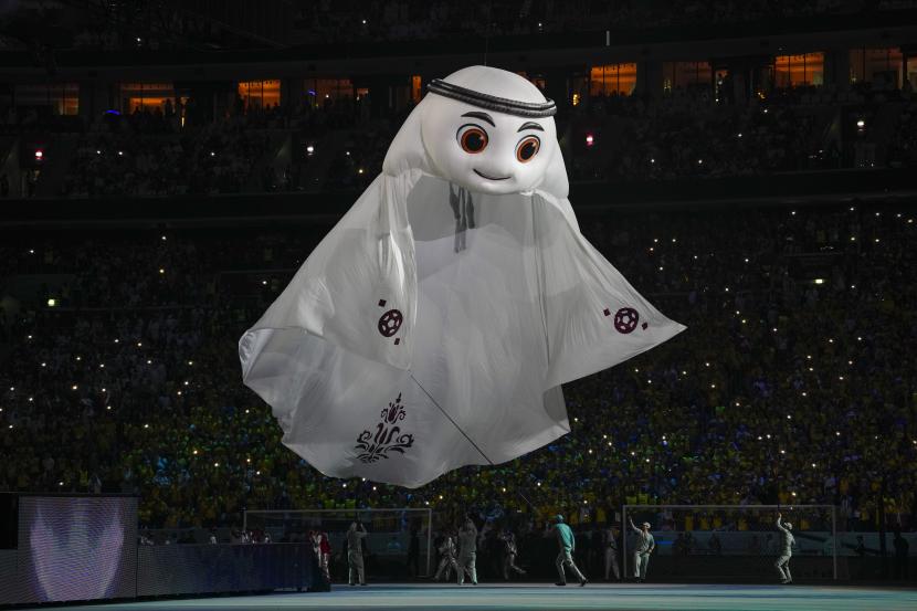  Maskot Piala Dunia Qatar ditampilkan saat upacara pembukaan, sebelum pertandingan sepak bola grup A antara Qatar dan Ekuador, di Stadion Al Bayt di Al Khor, Qatar, Minggu, 20 November 2022.