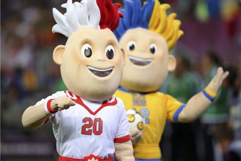 Maskot Piala Eropa 2012, Slavek (kiri) dan Slavko, memasuki lapangan jelang pertandingan Jerman lawan Portugal di laga Grup B di Lviv, Ukraina, Sabtu (9/6). 