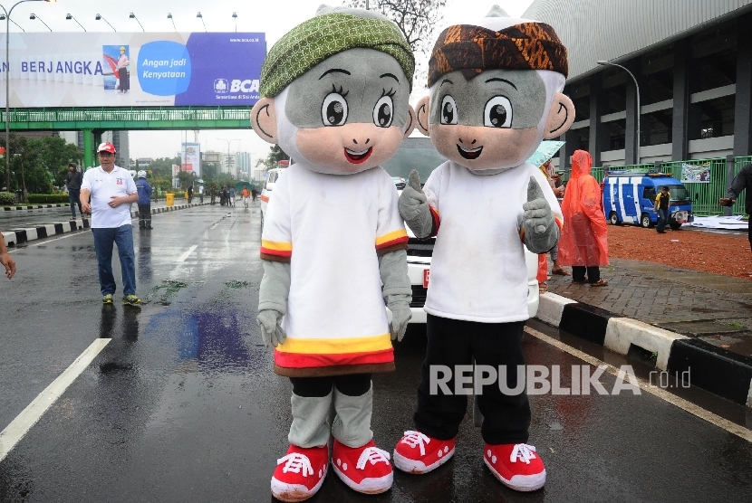  Maskot PON XIX diperlihatkan saat sosialisasi hitung mundur dalam car free day , Kota Bekasi, Ahad (28/2). (Republika/Tahta Aidilla)