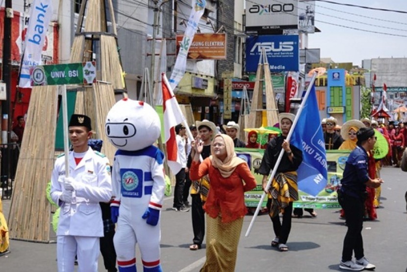 Maskot UBSI (SOBI) dan robongan UBSI saat memeriahkan Tasikmalaya Oktober Festival (TOF) 2019.