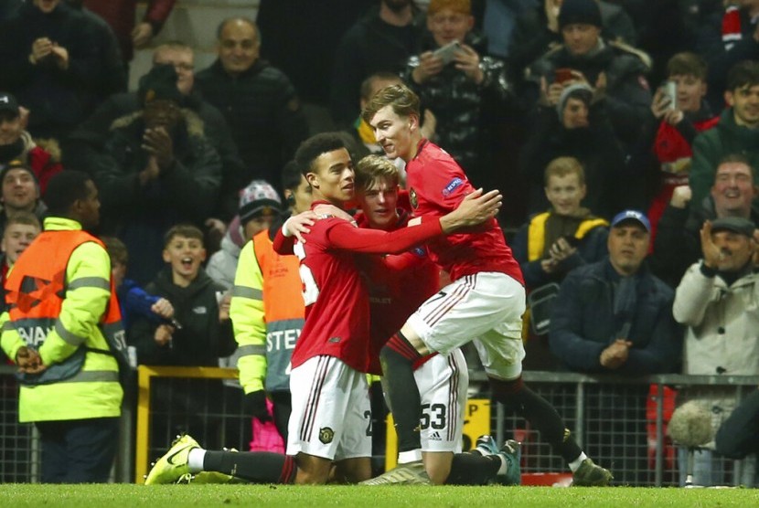 Mason Greenwood (kiri) merayakan golnya yang membuat Manchester United bermain imbang 1-1 melawan Everton.