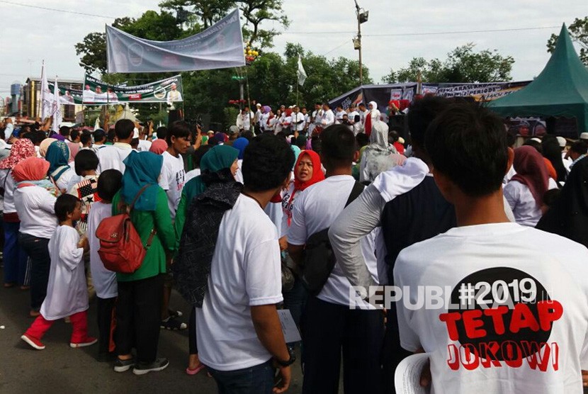 Massa #2019TetapJokowi dan #2019GantiPresiden menggelar deklarasi berbarengan di lokasi yang berdekatan di Medan, Ahad (22/7). Dua kegiatan ini berjalan damai dan tertib.