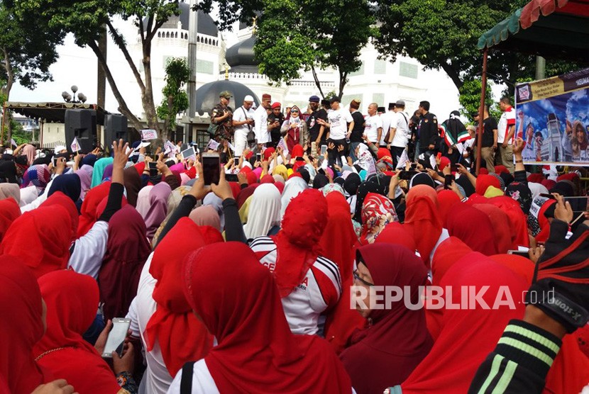 Massa #2019TetapJokowi dan #2019GantiPresiden menggelar deklarasi berbarengan di lokasi yang berdekatan di Medan, Ahad (22/7). Dua kegiatan ini berjalan damai dan tertib.