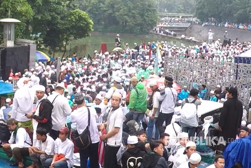 Massa Aksi 112 tertahan di luar pelataran Masjid Istiqlal