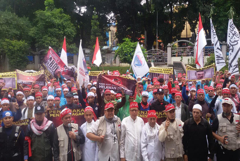 Massa aksi 212 asal Bogor melakukan long march menuju Lapangan Monas, Jakarta, Kamis (1/12).