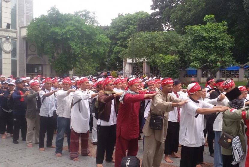 Massa aksi 212 asal Bogor menggelar apel konsolidasi sebelum long march menuju Lapangan Monas, Jakarta.