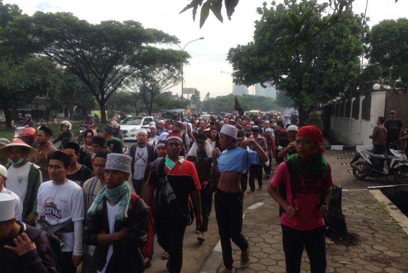 Massa aksi 212 asal Ciamis melanjutkan jalan kaki dari Bandung menuju Jakarta, Kamis (1/12).