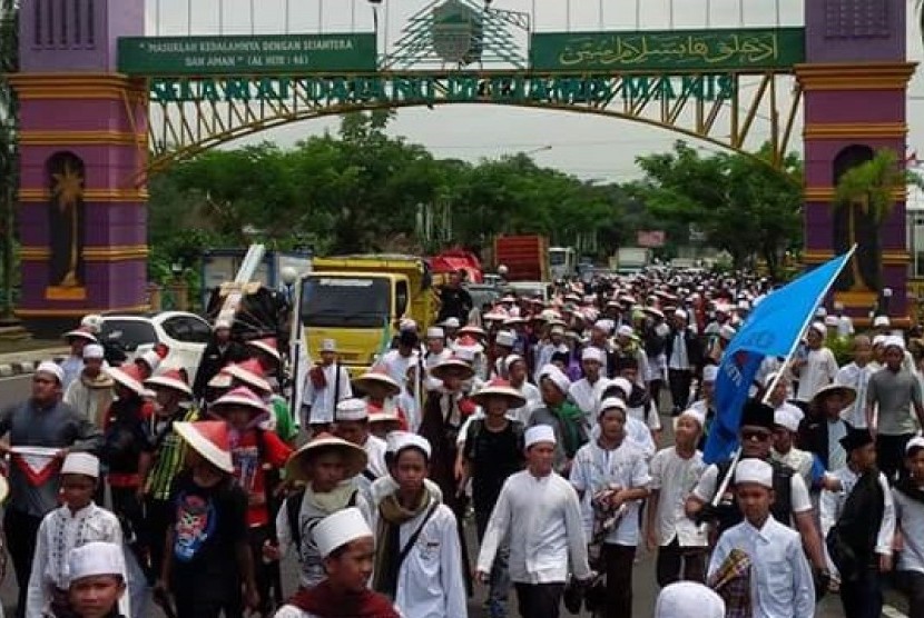 Massa aksi 212 berjalan kali dari Ciamis, Jawa Barat, menuju Jakarta.