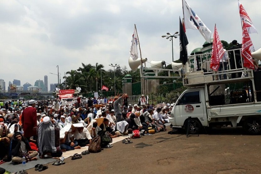 Massa aksi 299 di depan Gedung DPR/ MPR