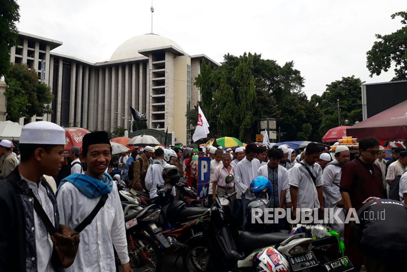 Massa Aksi 313 bergeser dari Masjid Istiqlal untuk longmarch menuju Istana Negara. Mereka akan menuntut pemberhentian Basuki Tjahaja Purnama (Ahok) sebagai Gubernur DKI Jakarta di depan Istana.