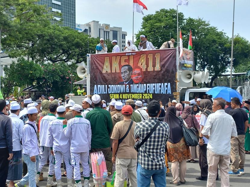 Massa Aksi 411 menuntut aparat penegak hukum mengadili presiden ke-7 RI Jokowi dan menangkap akun Fufufafa di kawasan Patung Kuda, Jakarta Pusat, Senin (4/11/2024).