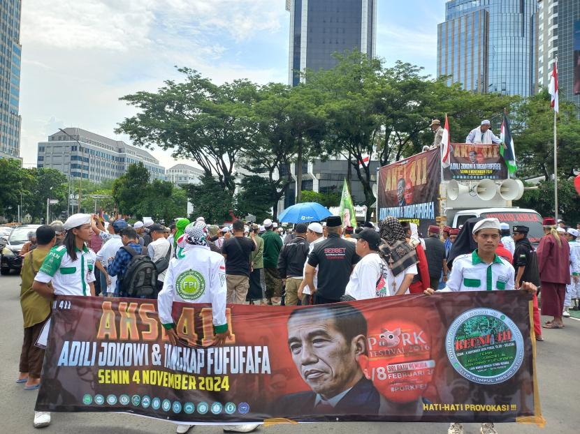 Massa Aksi 411 mulai memadati kawasan Patung Kuda, Jakarta Pusat (Jakpus), Senin (4/11/2024). 