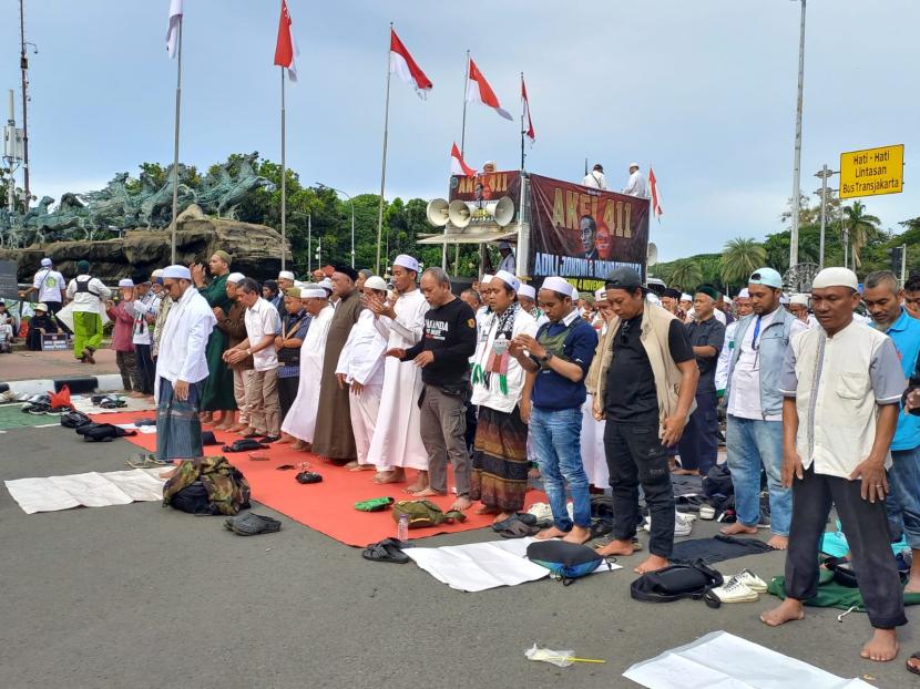 Massa Aksi 411 Sholat Ashar Berjamaah di Kawasan Patung Kuda.