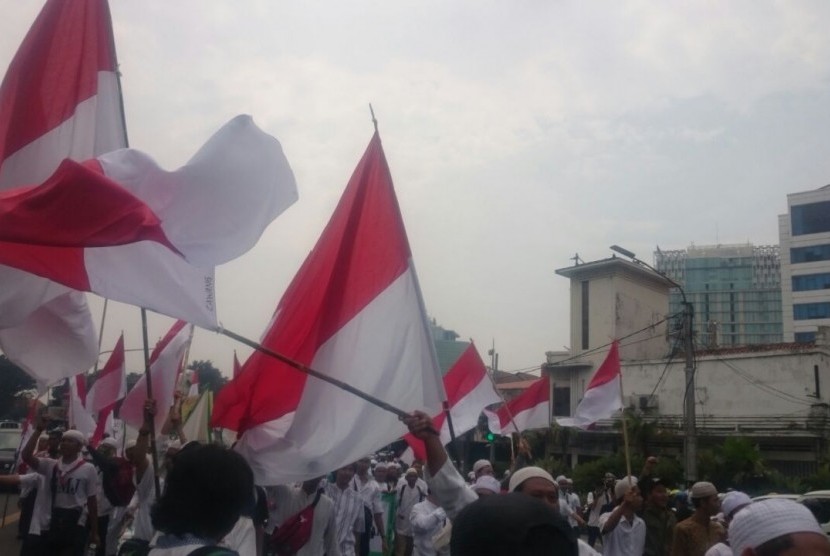 Massa Aksi Bela Islam berjalan menuju Masjid Istiqlal, Jumat (4/11)