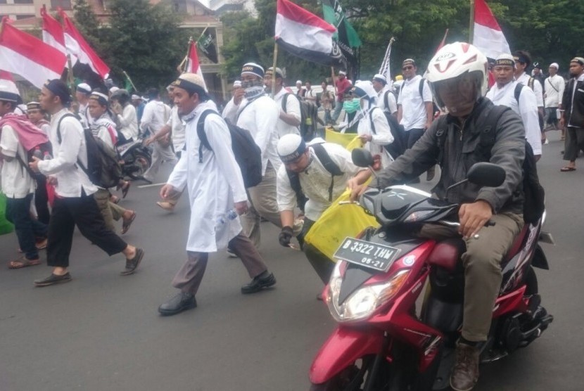 Massa Aksi Bela Islam berjalan menuju Masjid Istiqlal, Jumat (4/11).