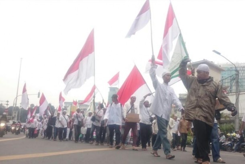 Massa aksi Bela Islam II bergerak menuju Masjid Istiqlal.