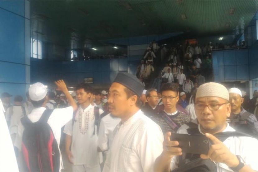 Massa aksi Bela Islam tiba di Stasiun Juanda