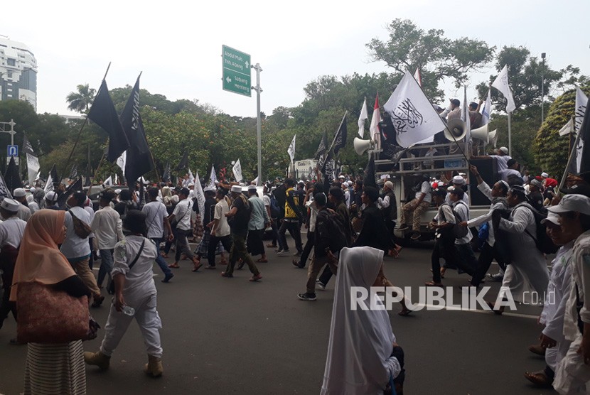 Massa Aksi Bela Tauhid berjalan di Jalan Merdeka Selatan menuju Patung Kuda, kawasan Monas, Jakarta, Jumat (2/11) siang.