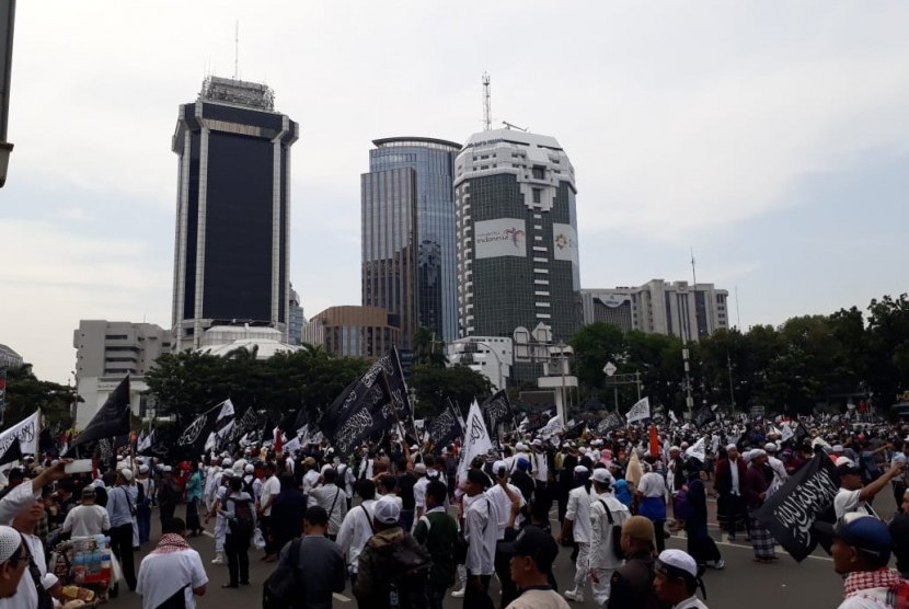 Massa Aksi Bela Tauhid II berunjuk rasa di Patung Kuda, Monas, di persimpangan Jalan MH Thamrin dan Jalan Medan Merdeka, Jumat (2/11). 