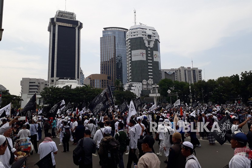Massa Aksi Bela Tauhid II berunjukrasa di Patung Kuda Monas, di  persimpangan Jalan MH Thamrin dan Jalan Medan Merdeka, Jumat (2/11).
