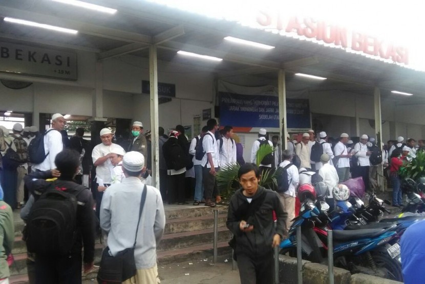 Massa aksi berangkat naik KRL dari Stasiun Bekasi, Jawa Barat, Jumat (2/12).