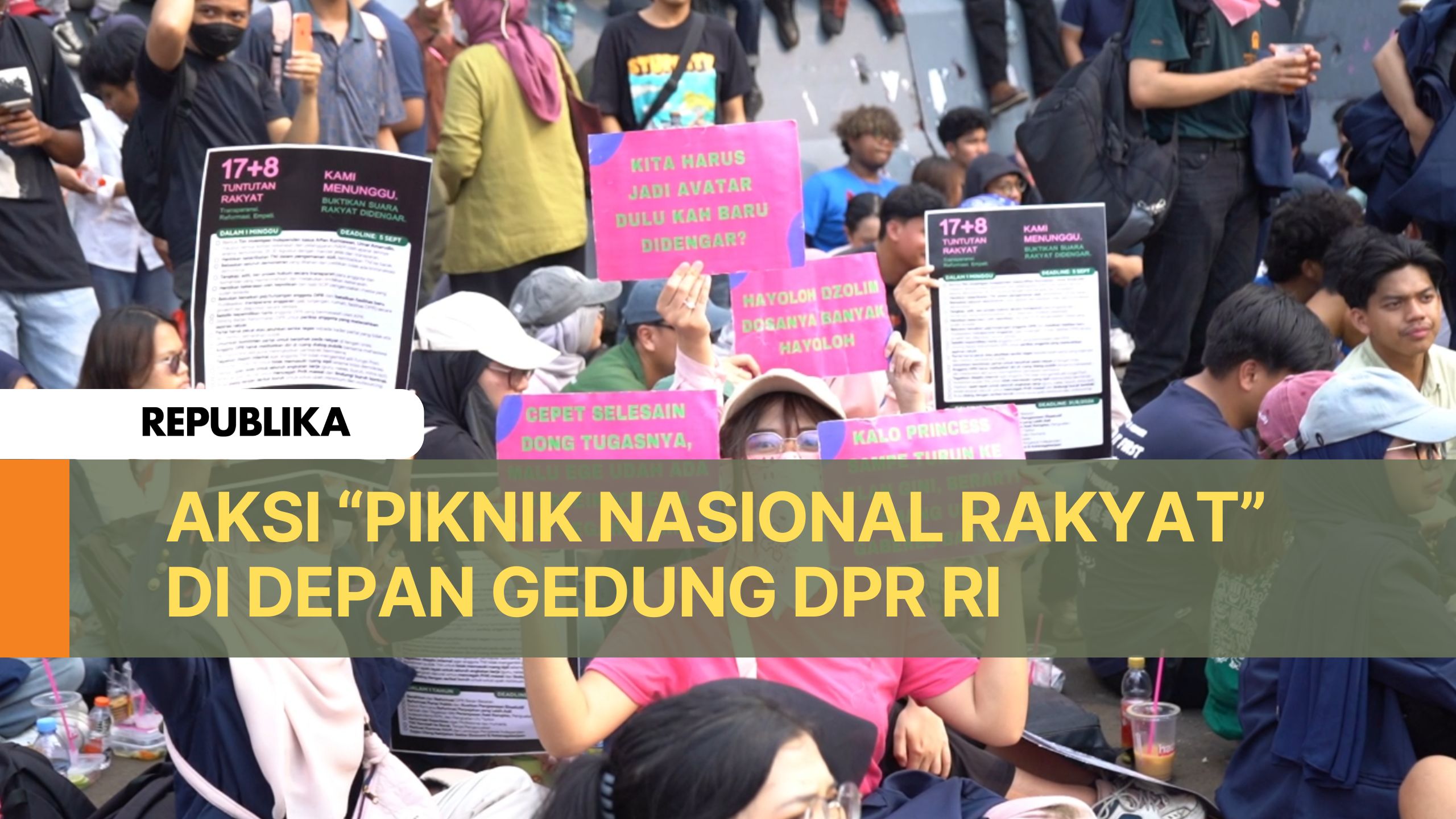 Aksi Piknik Nasional Rakyat di Depan Gedung DPR RI