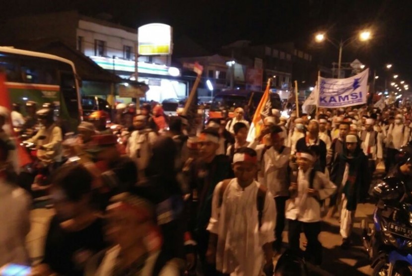 Massa aksi damai 2 Desember berjalan kaki menuju Jakarta dari Cikarang Barat, Kabupaten Bekasi, Kamis (1/12).