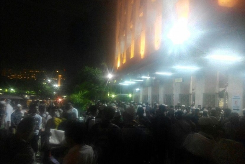 Massa aksi damai 212 mulai padati Masjid Istiqlal, Jakarta Pusat, Kamis (1/12) malam.