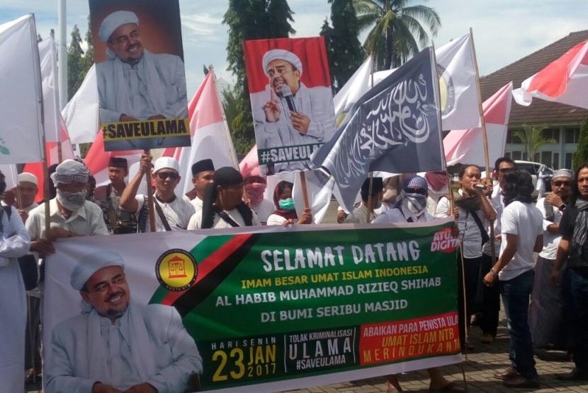 The mass rallied in a peaceful action to defend the clerics in West Nusa Tenggara. They supported Habib Rizieq Shihab who was questioned at the Jakarta Metro Police on Monday (January 23).