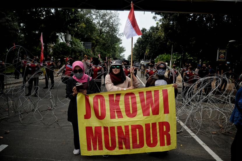 Massa aksi dari berbagai elemen masyarakat melakukan aksi di kawasan Patung Kuda, Jakarta, Senin (11/4/2022).