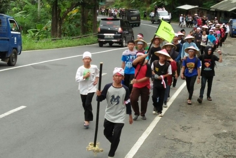Massa aksi dari Ciamis berjalan kaki menuju Jakarta untuk mengikuti Aksi Bela Islam III di Jakarta yang rencananya digelar Jumat (2/12)